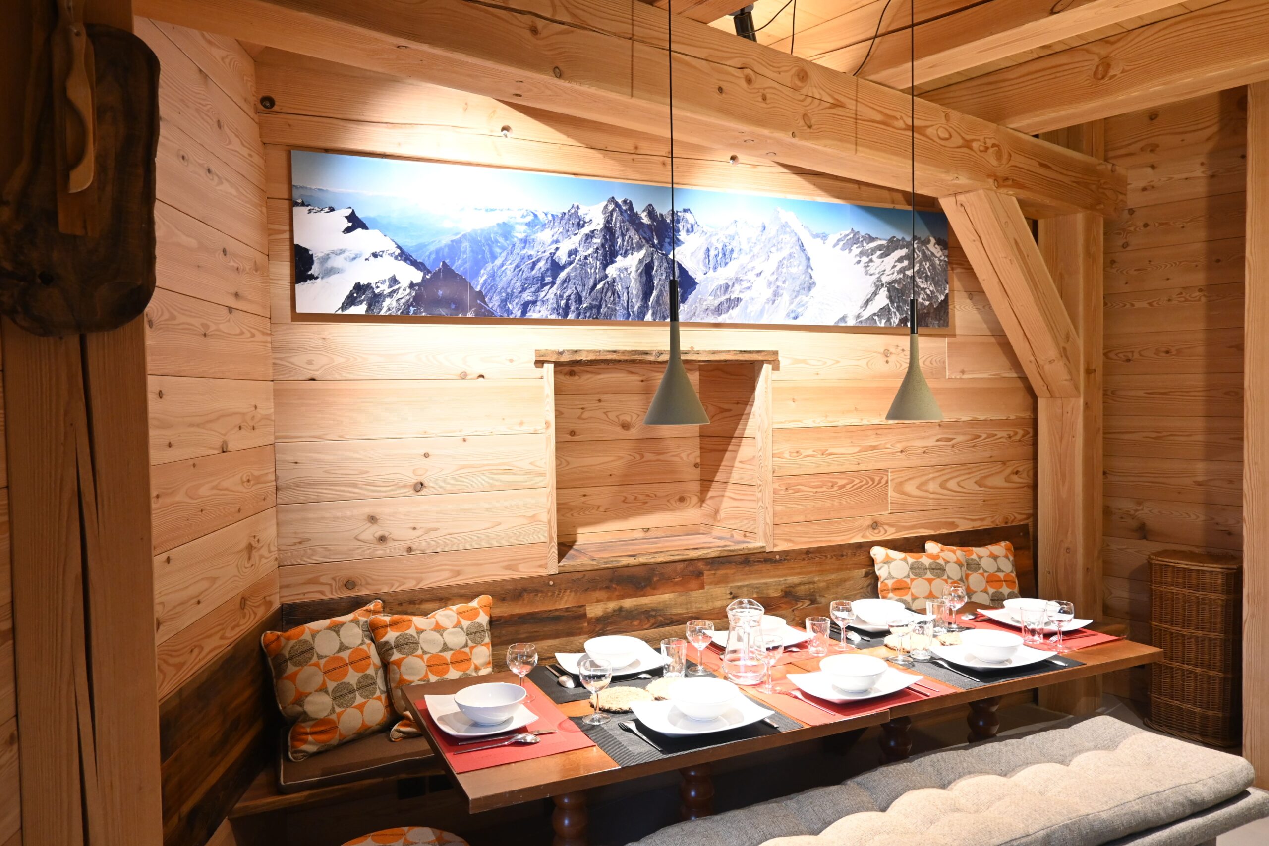 La salle à manger du chalet pouvant accueillir 10 à 12 personnes