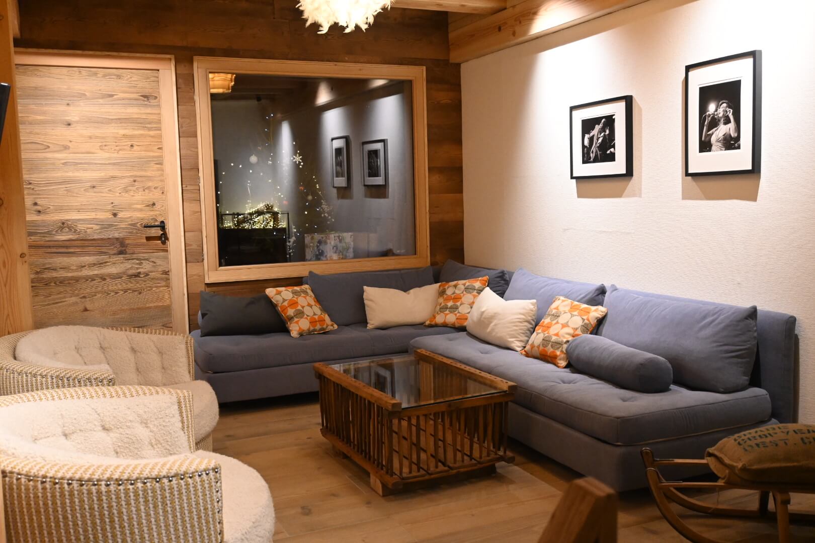 Salon avec poêle à bois du chalet à Serre Chevalier