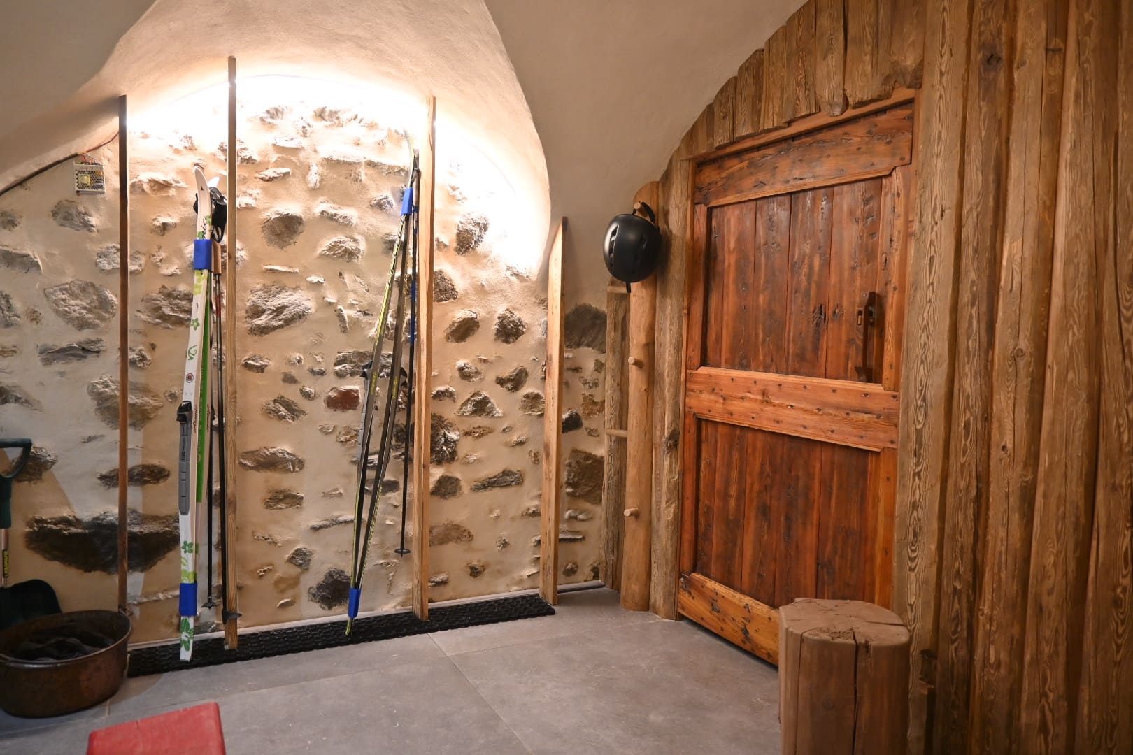 Ski-room du chalet Djazet avec rangement skis et vélos